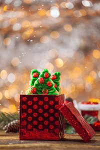 圣诞圣诞树饼干在红色假日礼品盒与雪下降的火