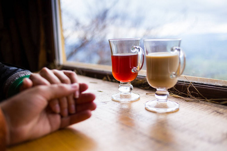 热恋中抱着两手，喝热咖啡和茶 咖啡 茶，这对夫妇在山中，喀尔巴阡，放松的情侣手特写