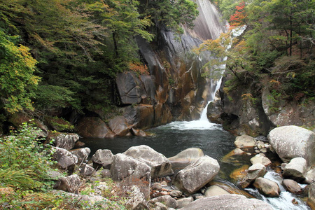 三岳 Shosenkyo 三峡和 Senga 与红色秋天落叶在口福，日本山梨县