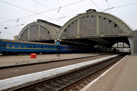 位于乌克兰利沃夫的中央火车站室外。站台上的旅客速度列车