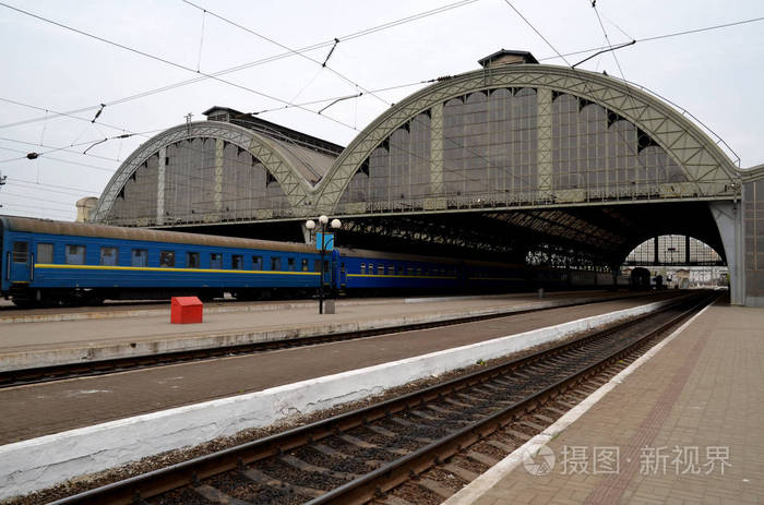 位于乌克兰利沃夫的中央火车站室外.站台上的旅客速度列车