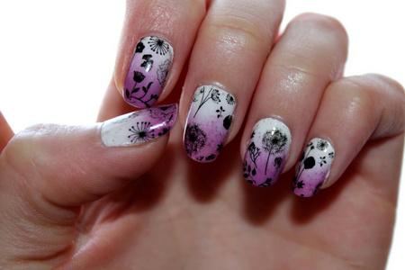 上的粉红色的指甲彩绘女人手制造修指甲向她自己向木制的背景.