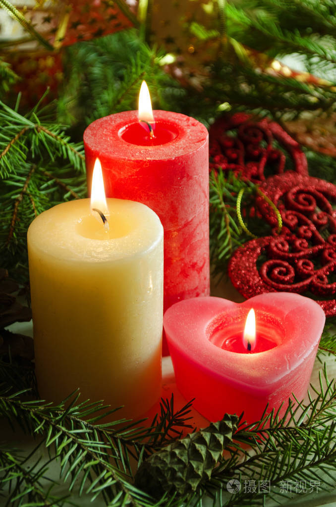 新年和圣诞节背景与蜡烛装饰圣诞树