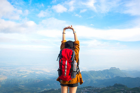 徒步旅行者女人感觉胜利山上，泰国面临