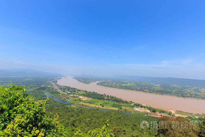 湄公河流域与晨雾看从透明天空步行