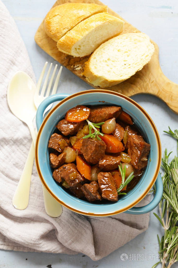 传统烩牛肉-红酒洋葱炖 bourguigno.舒适的食物.炖肉与蔬菜