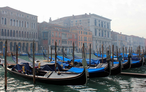 威尼斯的运河。古建筑桥梁船只水中的倒影