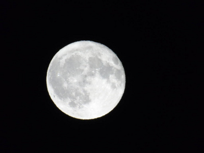 一个惊人的说明满月在基诺瓦市白天与一个伟大的蓝天的背景