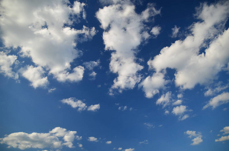 蓝色的天空与白云。天空纹理背景。大自然的帕特恩