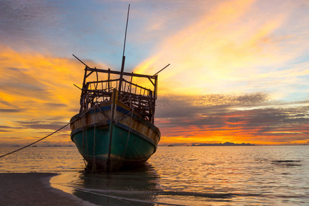 剪影渔民船残骸在低潮海沙, 奇妙的戏剧暮光之云岛上和海洋背景