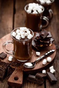 热巧克力甜点和果汁软糖图片