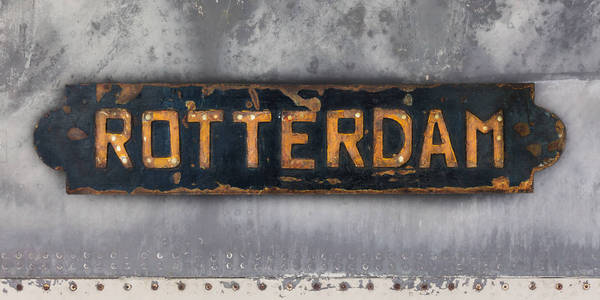 旧的锈迹斑斑的钢制船板, 印有荷兰鹿特丹市的印记