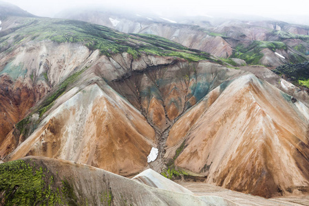 兰德曼纳劳加国家公园五颜六色的流纹岩山山坡上有绿色的苔藓照片