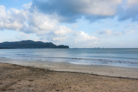 美丽而原始的海滩, 越南的大海, 白色的海浪, 黄沙和在夏天放松, 用于广告旅行, 设计, 发现和更多