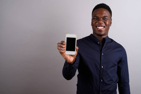 年轻的非洲商人用手机反对白色背影图片