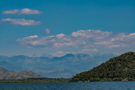 黑山斯库台湖上的山脉景观
