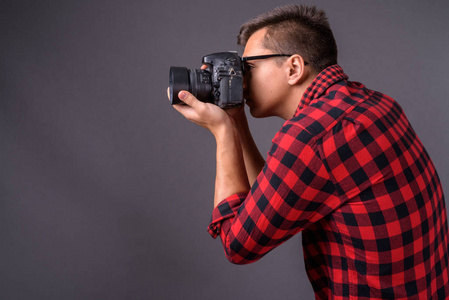 拿着照相机的年轻英俊的人摄影师的画像照片