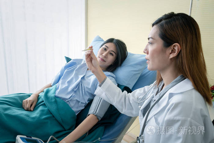 在医院病床上检查女性病人的小组