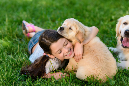 在后院和她的狗玩的女孩.