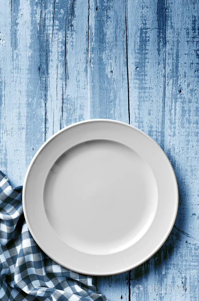 老年的蓝色桌上的白盘子里