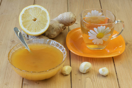 生姜和蜂蜜木制的桌子上的根源图片