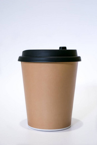 棕色的纸杯热咖啡