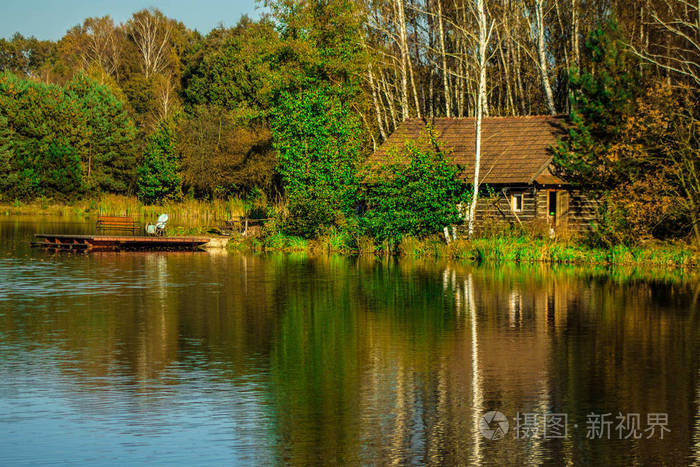 美丽的房子反映在湖中.秋天风景