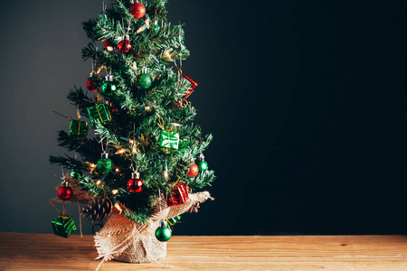 圣诞树和圣诞装饰品。圣诞节背景