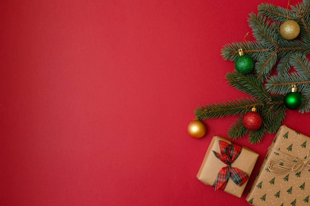 圣诞节假期作文在红色背景与复制空间为您的文本。圣诞树冷杉树枝与球, 圣诞礼物与弓。圣诞背景的贺卡。平坦的平面, 顶部的视图, 头
