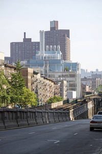 曼哈顿, 纽约乌萨。透过铁轨看第115街车站公寓楼和杰罗姆 l 绿色科学中心。蓝色建筑