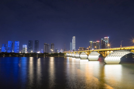 拍照智能手机概念湖南,长沙,贺龙体育广场,香港岛中部城市景观中国