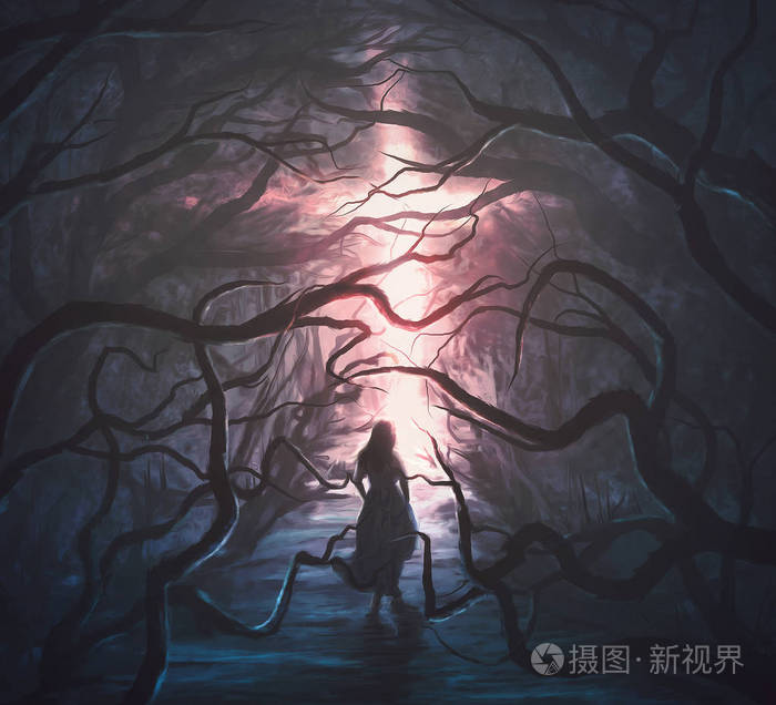 一个女人穿过一座可怕的森林向一个发光的十字架跑去.