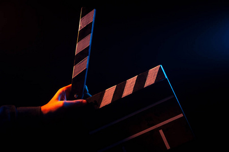 在拍摄前, 在红色和蓝色背光的黑色孤立背景上拍摄之前, 为电影打开了隔板