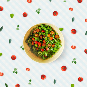 樱桃番茄沙拉配新鲜香草和奶油蓝色的桌布