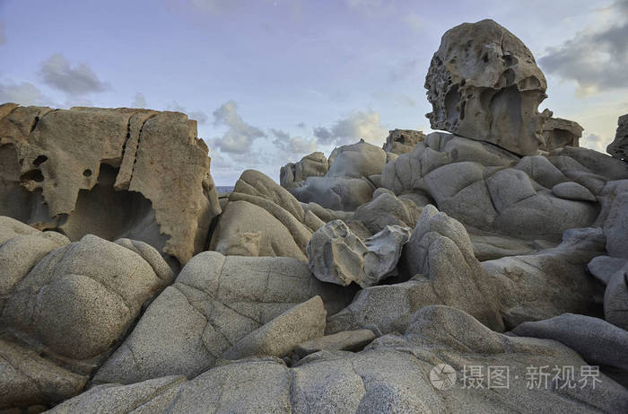 天然花岗岩的岩石构象, 创造了撒丁岛南部海岸典型的各种形式: 独特而