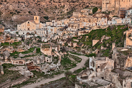 吉诺萨, 塔兰托, 普利亚, 意大利 老城区的景观与古老的教堂和洞穴房屋刻在图法岩石