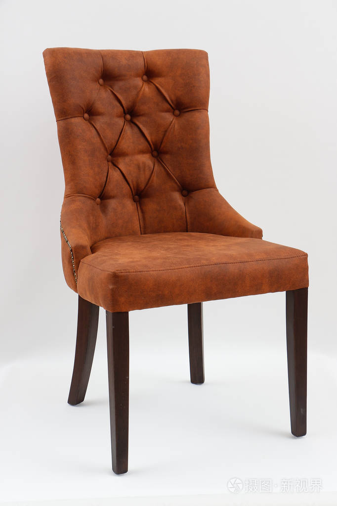 在白色背景上孤立的现代椅子