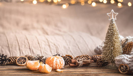 节日圣诞节舒适的气氛与家庭装饰和橘子在木制背景, 家庭舒适的概念