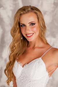 美丽的女性模型的肖像在的白色礼服, 演播室墙壁室内