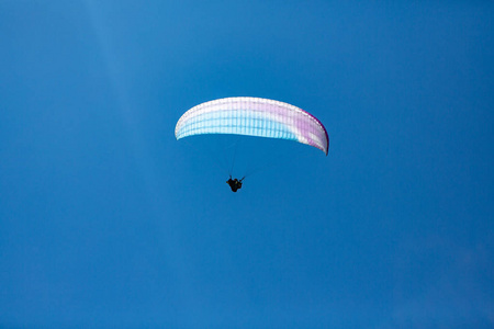 paraplane 在蓝蓝的天空