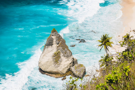 令人惊叹的秘密海滩与棕榈和岩石在努 Penida, 巴厘岛, 印度尼西亚