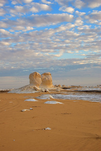 美丽的抽象自然岩石构造又名雕塑在西部白色沙漠黎明, 撒哈拉沙漠。埃及。非洲