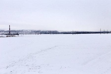 新鲜的雪毯是一场暴风雪过后的乡间田野。美丽的冬天风景