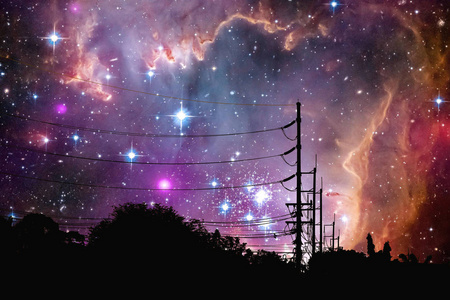 银河漂浮在夜空上方的一个电线杆的阴影, 这个形象的元素由 Nasa 提供