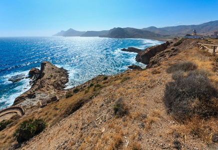 夏季洛基海岸科斯塔布兰卡西班牙。