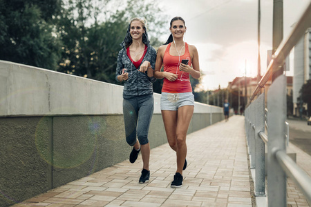 积极慢跑户外跑步的女性