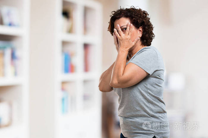 中年妇女感到焦虑和恐惧, 看和覆盖脸, 恐惧和焦虑的概念