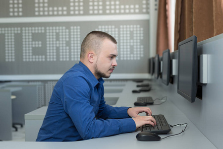 在办公室里工作的软件工程师图片