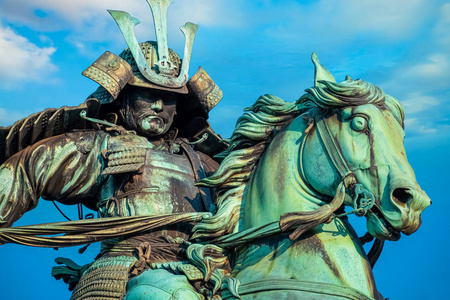 日本武士雕像美丽的老建筑皇宫城堡与护城河和桥梁在东京城市日本美丽