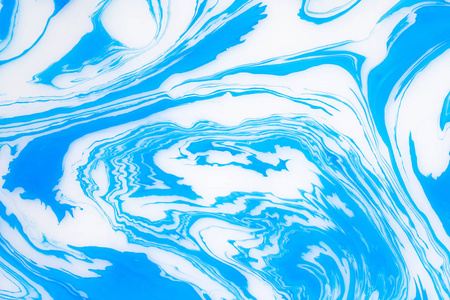 抽象蓝色大理石背景。水上油漆污渍